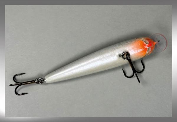 Nils Master Invincible 12 cm Floating Wobbler, Farbe: Black & White Glitter 043, Gewicht: 24 Gramm
